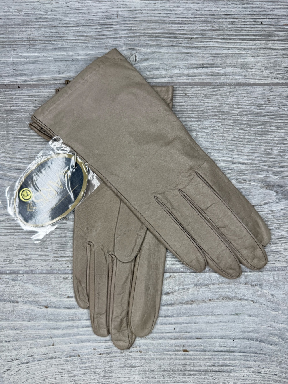 Vintage Aris women’s 7.5 taupe gloves leather style gloves